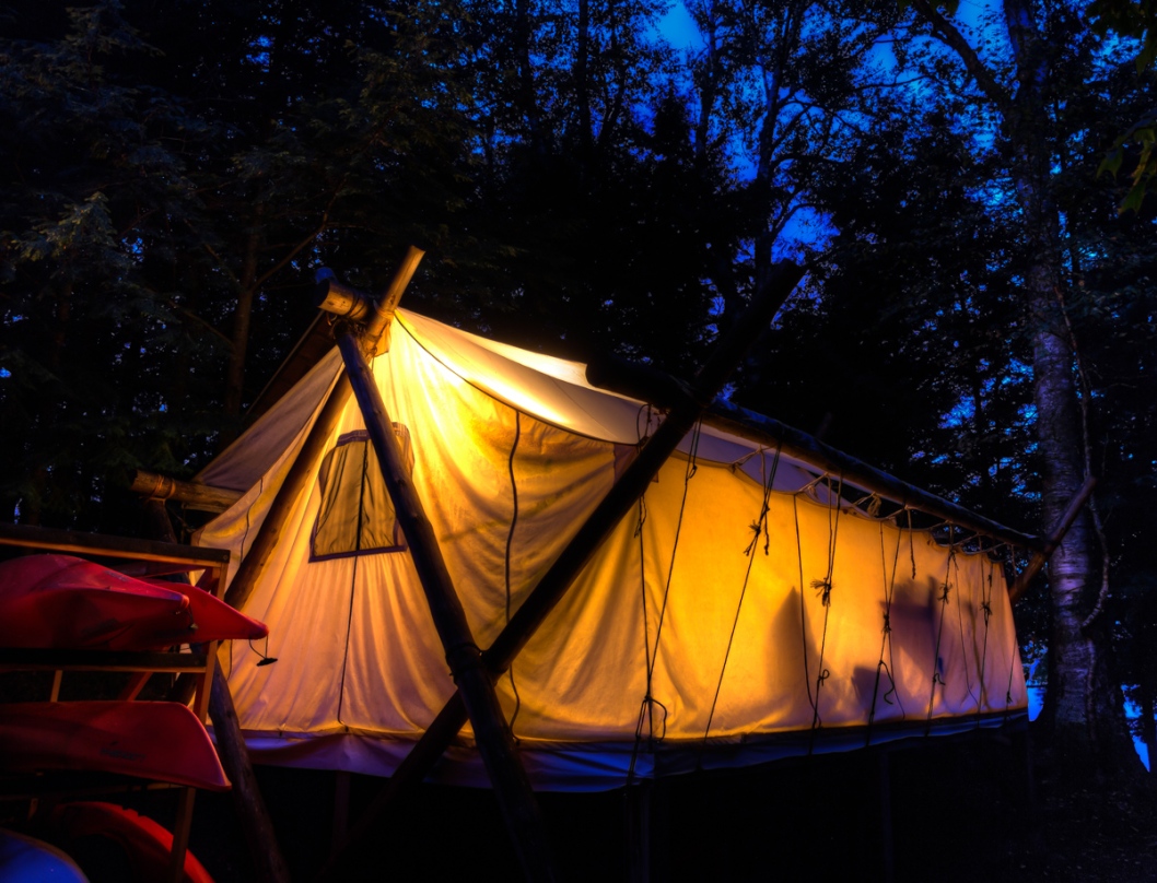 Night camp. Палатка ночью. Кемпинг в лесу. Кемпинг ночью. Шатер ночью в лесу красиво.